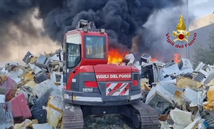Vasto incendio in un deposito di rifiuti a Forl&igrave;