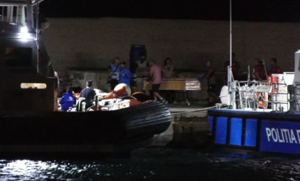 Due naufragi al largo di Lampedusa, oltre 30 migranti dispersi. Morti un bambino e una donna