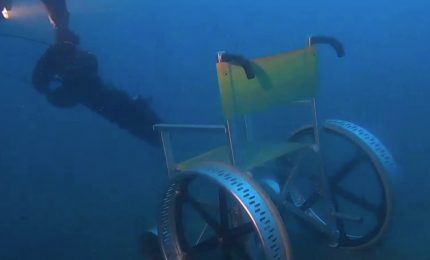 Sedia a rotelle finisce in mare, recuperata a 65 metri di profondit&agrave;