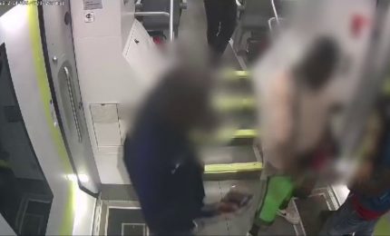 Rapinano passeggeri sul treno a Lecco armati di machete
