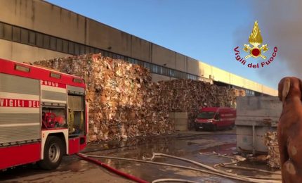 Incendio in un'azienda di rifiuti nel napoletano, le immagini