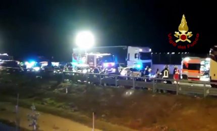 Scontro fra pullman e tir sull&rsquo;A4 in direzione Trieste, le immagini