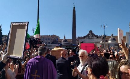 Ai funerali di Michela Murgia la folla canta "Bella ciao"