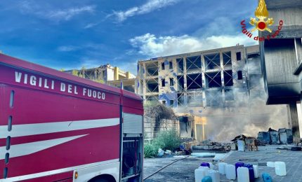 Incendio in un edificio abbandonato e rifugio di senzatetto a Catania