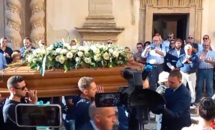 L'ultimo saluto a Marisa Leo, folla commossa ai funerali a Salemi