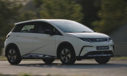 Debutta in Italia Dolphin, nuova berlina elettrica del marchio Byd