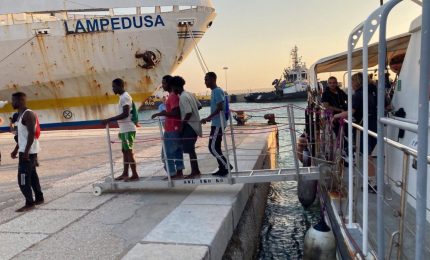 1.500 migranti nell&rsquo;hotspot di Lampedusa, oggi la visita di Meloni e Von der Leyen