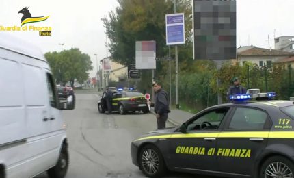 Tenta di corrompere dei finanzieri, denunciato automobilista straniero