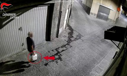 Incendia auto del rivale in amore, scoperto e denunciato nel Catanese