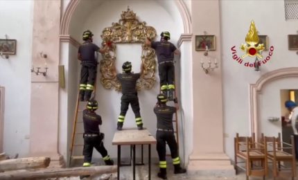 Crolla tetto chiesa nell'ascolano, recuperati oggetti sacri