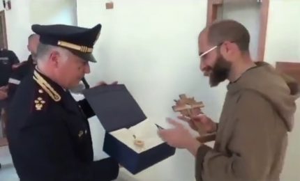 Ruba le reliquie di San Francesco e scappa in bici, arrestato