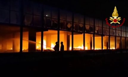 Incendio a Catania in un edificio abbandonato e rifugio di senzatetto