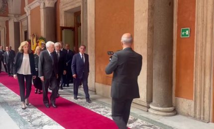 Napolitano, Mattarella al Senato rende omaggio al feretro