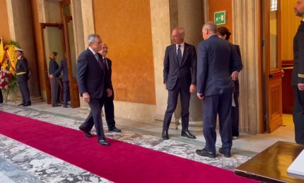 Napolitano, Draghi rende omaggio al feretro in Senato