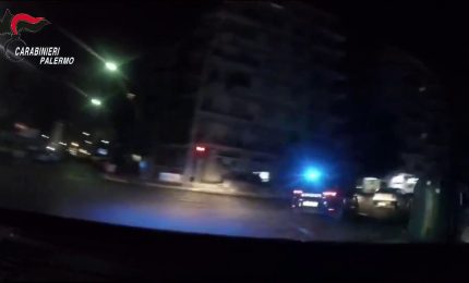 Arrestati a Palermo dopo un furto, le immagini dell'inseguimento
