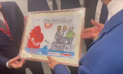 Emiliano e Decaro regalano a Salvini una vignetta sui migranti