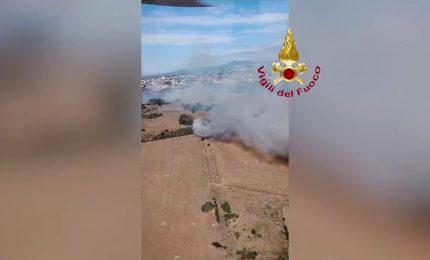 Incendio a Pomezia, fiamme minacciano abitazioni