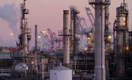 Il petrolio torna a salire, rincari in vista per i carburanti