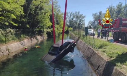 Vigili del fuoco recuperano auto finita in un canale nel pordenonese