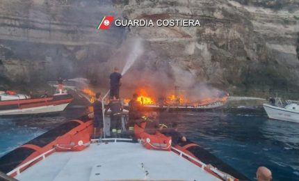 Veliero in fiamme al largo di Lampedusa, passeggeri tratti in salvo VIDEO