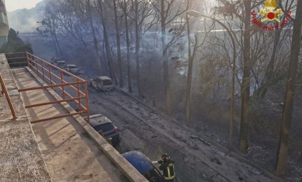 Notte di fuoco in Sicilia, abitazioni sgomberate nel Palermitano