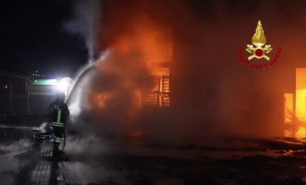 Fiamme in un'azienda di materie plastiche nell'avellinese