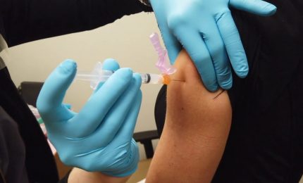 I vaccini proteggono dal long Covid, conferme da uno studio