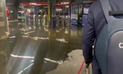 Roma sott'acqua, le immagini dell'allagamento della metro A