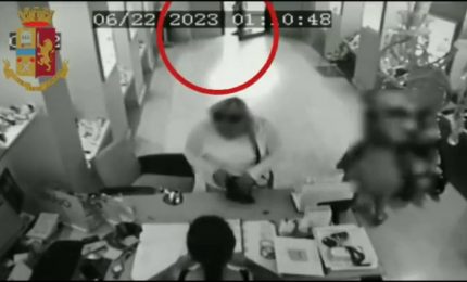 Furti in 4 gioiellerie, coppia in manette