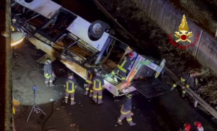 Bus cade dal cavalcavia a Mestre, le immagini dei soccorsi