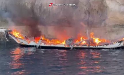 Veliero in fiamme al largo di Lampedusa, tutti salvi i passeggeri