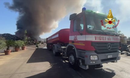 Rogo in impresa raccolta metalli a Catania, vigili del fuoco in azione