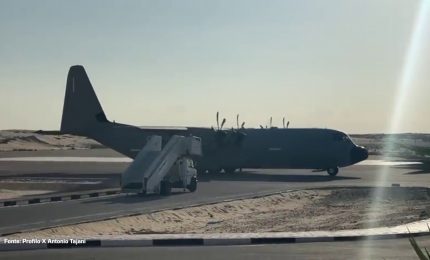 Atterra in Egitto carico di aiuti umanitari destinato a Gaza