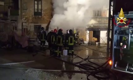 Incendio al Villaggio Santa Rosalia di Palermo, distrutto un deposito