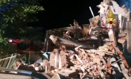 Esplosione e crollo di una palazzina nel ferrarese, le immagini