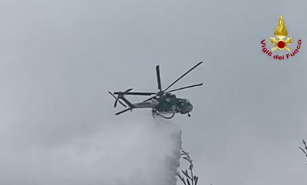 Vasto incendio nel messinese, le fiamme minacciano abitazioni