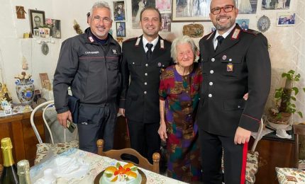 A Favignana i carabinieri festeggiano i 102 anni di zia Rosina