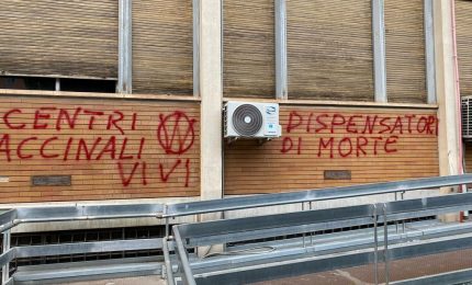 Raid vandalico al Policlinico di Palermo, scritte No Vax sui muri