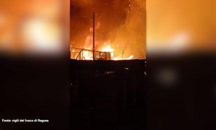 Stabilimento balneare di Marina di Modica a fuoco, le immagini