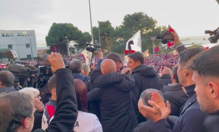 "Quando Riva torner&agrave;" e gli applausi dei 30mila all'uscita del feretro