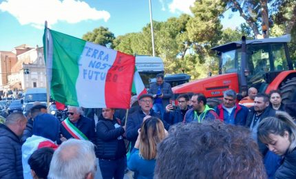 Trattori in piazza a Palermo, protesta davanti alla sede della Regione