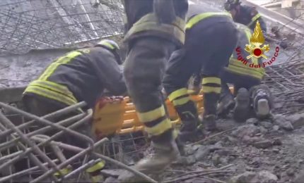 Crollo Firenze, vigili fuoco estraggono operai coinvolti, le immagini