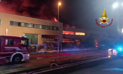 Brianza, in fiamme 4 capannoni. Nessuna persona coinvolta