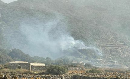 Brucia zona impervia a Pantelleria