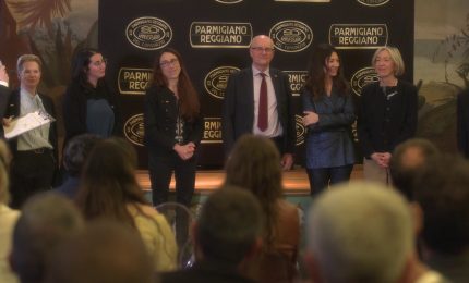 Parmigiano Reggiano, per i 90 anni del Consorzio premiati 11 caseifici