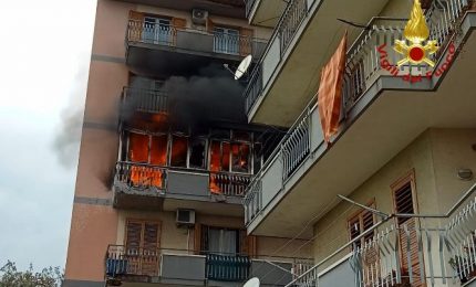 Incendio in un&rsquo;abitazione ad Acireale, famiglie evacuate