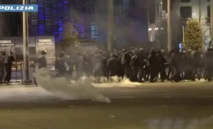 18 arresti e 75 denunciati per corteo anarchici a Torino, le immagini