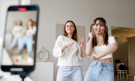 L&rsquo;85% dei giovanissimi ha profili social, ragazze le pi&ugrave; connesse