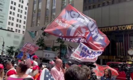 A New York manifestanti pro e contro Trump sotto la torre del tycoon