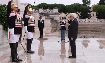 Mattarella depone una corona d’alloro all’Altare della Patria